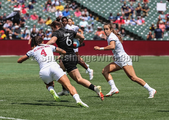2018RugbySevensSat-10.JPG - Michaela Blyde (6) of New Zealand eludes from Nicole Heavirland (4) of the United States and scores a try in the women's championship semi-finals of the 2018 Rugby World Cup Sevens, Saturday, July 21, 2018, at AT&T Park, San Francisco. New Zealand defeated the United States 26-21. (Spencer Allen/IOS via AP) 